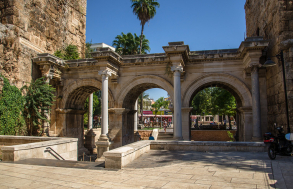 Ворота Адриана в Анталье (Турция)